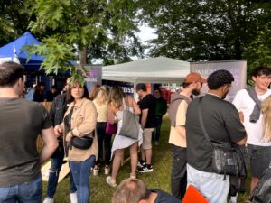 Campusfest2024_den-Stand-vor-lauter-Leuten-nicht